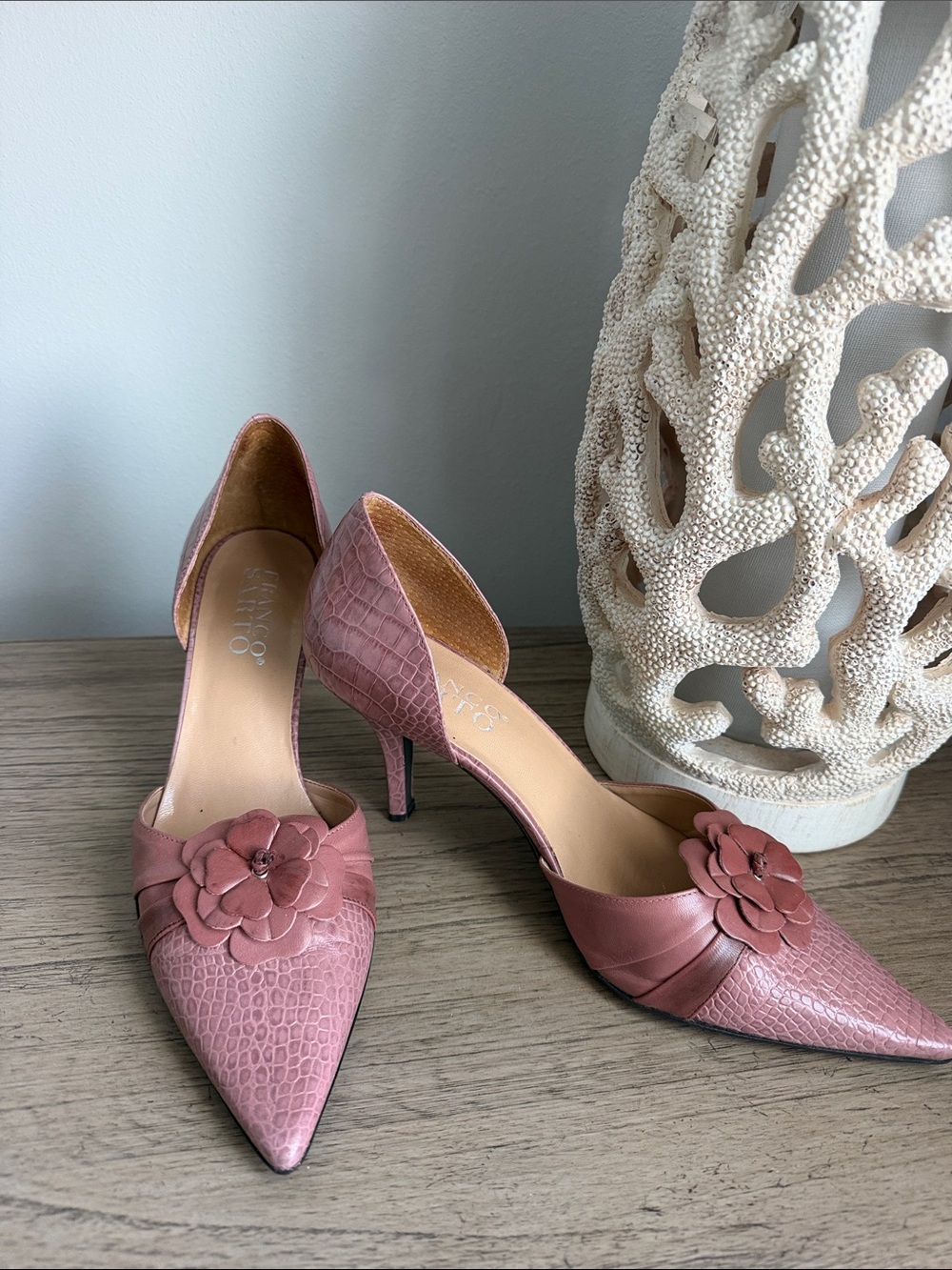 Franco Sarto Dusty Rose Pointed-Toe Kitten Heels with Floral Appliqué Size 9.5